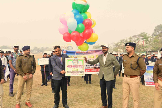 सड़क सुरक्षा माह का समापन : जिला पदाधिकारी ने गुब्बारे उड़ाकर दिया सुरक्षित सफर का संदेश